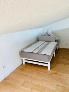 a bed sitting in a corner of a room at Ferienwohnung zum Mandelgraben in Brauneberg