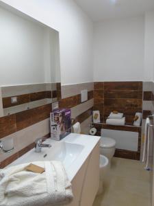 コペルティーノにあるGlem Luxuryのバスルーム(白い洗面台、トイレ付)
