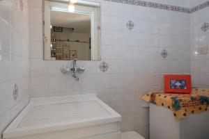 een badkamer met een bad, een wastafel en een spiegel bij La casa di Carmela - Amalfi Coast in Atrani
