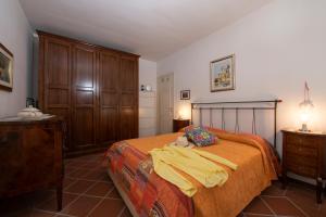 een slaapkamer met een bed met een teddybeer erop bij La casa di Carmela - Amalfi Coast in Atrani