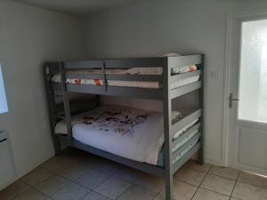 - pokój z łóżkiem piętrowym i łóżkiem piętrowym w obiekcie Au petit chai de Dolus w mieście Dolus d'Oléron
