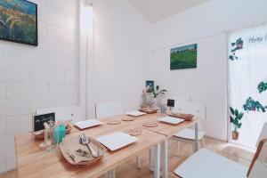 南奔的住宿－Najai Home Stay lamphun，一间带木桌和椅子的用餐室