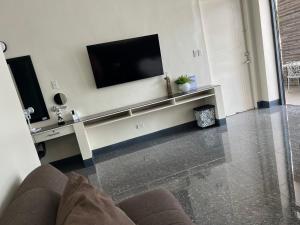 TV a/nebo společenská místnost v ubytování Dampa Poolside Events & Accommodation