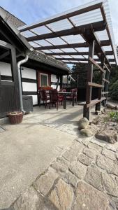 un patio con mesa y sillas bajo una pérgola en Zur alten Eiche, en Guhrow