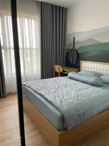 Hoa's lovely 2-bedroom condo with pool tesisinde bir odada yatak veya yataklar