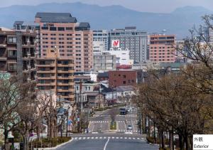 函館市にあるラビスタ函館ベイ　ＡＮＮＥＸの建物を背景にした街道