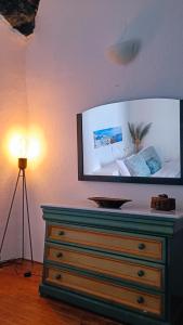 Μια τηλεόραση ή/και κέντρο ψυχαγωγίας στο Elias Cave House 270o Caldera View Oia