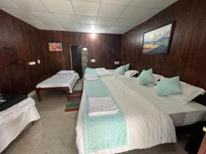 En eller flere senge i et værelse på Lansdowne Hill View Cottages, Shantiraj