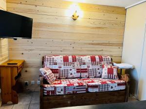 Televízia a/alebo spoločenská miestnosť v ubytovaní Appartement au pied des pistes