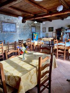 Vesime的住宿－Pian Del Duca，用餐室,配有一张桌子和花瓶