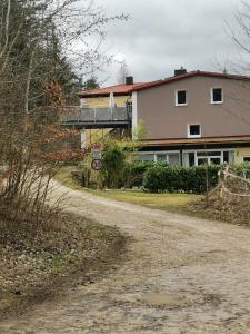 een huis aan de kant van een onverharde weg bij Haus zum Talblick in Solnhofen