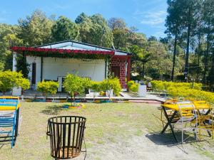 En have udenfor Lansdowne Hill View Cottages, Shantiraj