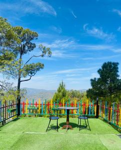 Area permainan anak di Lansdowne Hill View Cottages, Shantiraj