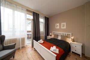 プラハにあるNew Town - Apple Apartmentsのベッドルーム1室(ベッド1台、大きな窓付)