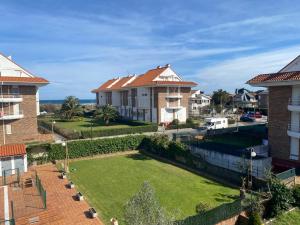 uma vista para um pátio de uma casa em Casa Julia playa de Berria em Santoña