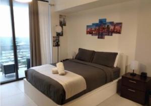 邁阿密的住宿－5350 Park inn Suite，一间卧室设有一张大床和一个窗户。