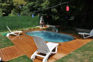 a swimming pool with a chair and a chair at Şile de Eşsiz Bungalov 2+1 Ev in Sile