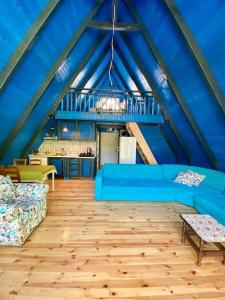a living room with a blue couch and a kitchen at Şile de Eşsiz Bungalov 2+1 Ev in Sile