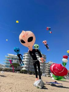 a bunch of kites being flown on the beach at Hotel Terramare in Lido di Jesolo