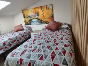 um quarto com uma cama e um quadro na parede em Casita Marinera em Cambados