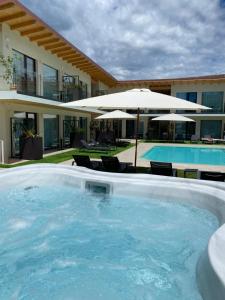Bazén v ubytování Relais Limonaia - Suites & Garden SPA nebo v jeho okolí