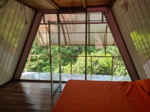 PiedrasにあるCasa El Jardínの大きな窓、ベッド1台が備わる客室です。