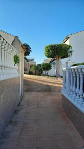 una calle con una valla blanca y un edificio en Villa Lenia, en Torrevieja