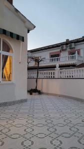 un patio de un edificio con ventana y balcón en Villa Lenia, en Torrevieja
