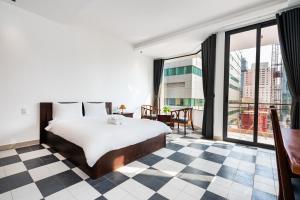 sypialnia z łóżkiem i szachownicą w obiekcie Arista 5 w Ho Chi Minh
