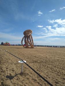 uma escultura na praia com uma corda em Hotel Terramare em Lido di Jesolo