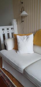 łóżko z białą pościelą i poduszkami w pokoju w obiekcie Maisonettewohnung in Elbnähe w Dreźnie