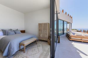 Ένα ή περισσότερα κρεβάτια σε δωμάτιο στο Serenity Villa on the Cliff with climatized pool +46 φωτογραφίες
