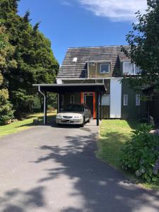 un'auto parcheggiata nel garage di una casa di Water's Edge City Retreat a Rotorua