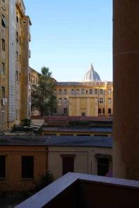 - une vue sur une ville avec des bâtiments et un dôme dans l'établissement Rhome Holiday Fornaci, à Rome