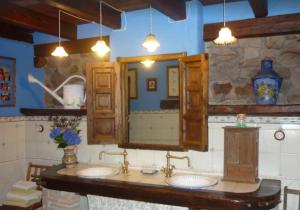 bagno con 3 lavandini e specchio di Precioso caserío con jardín a Bakio