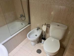 y baño con aseo, bañera y lavamanos. en ALFAROS HOME, en Córdoba