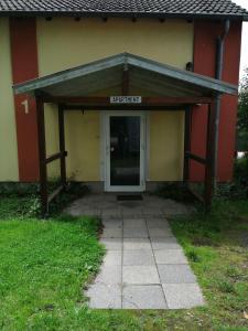 una puerta de entrada de un edificio con un cartel que dice jubilación en Hasthaushof en Breitscheid