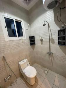 ein Bad mit einem WC und einer Dusche in der Unterkunft استراحة عمر in Ha'il