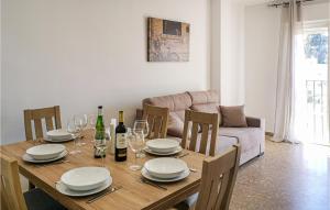 stół jadalny z talerzami i kieliszkami do wina w obiekcie Gorgeous Apartment In Sanlucar De Barrameda With Kitchen w mieście Sanlúcar de Barrameda
