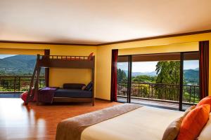 - une chambre avec des lits superposés et un balcon dans l'établissement Sir James Resort, à Muak Lek