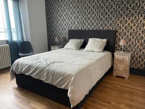 Postel nebo postele na pokoji v ubytování Apt Spacieux-Centre ville-Moulins-Le Pal 20min + 17 fotografií