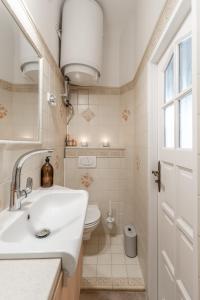 bagno con lavandino e servizi igienici di Charming Apartment in Lesser Town a Praga