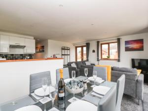 una sala de estar con una mesa con copas de vino en Delphine Lodge, Meadow View Lodges, en Burnham-on-Sea