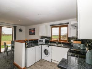 Una cocina o zona de cocina en Delphine Lodge, Meadow View Lodges