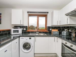 Una cocina o zona de cocina en Delphine Lodge, Meadow View Lodges