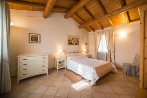 1 dormitorio con 1 cama, vestidor y ventana en Agriturismo Ca del Baldo, en Caprino Veronese