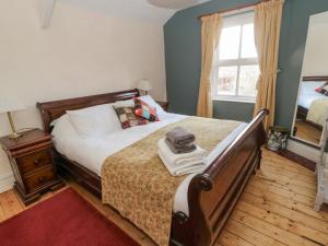 una camera con letto e finestra di Bridge End Cottage a Morpeth