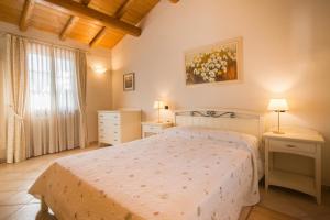 1 dormitorio con 1 cama, 2 lámparas y ventana en Agriturismo Ca del Baldo, en Caprino Veronese