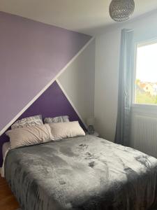 Posteľ alebo postele v izbe v ubytovaní Maison familiale, quartier calme