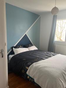 Posteľ alebo postele v izbe v ubytovaní Maison familiale, quartier calme